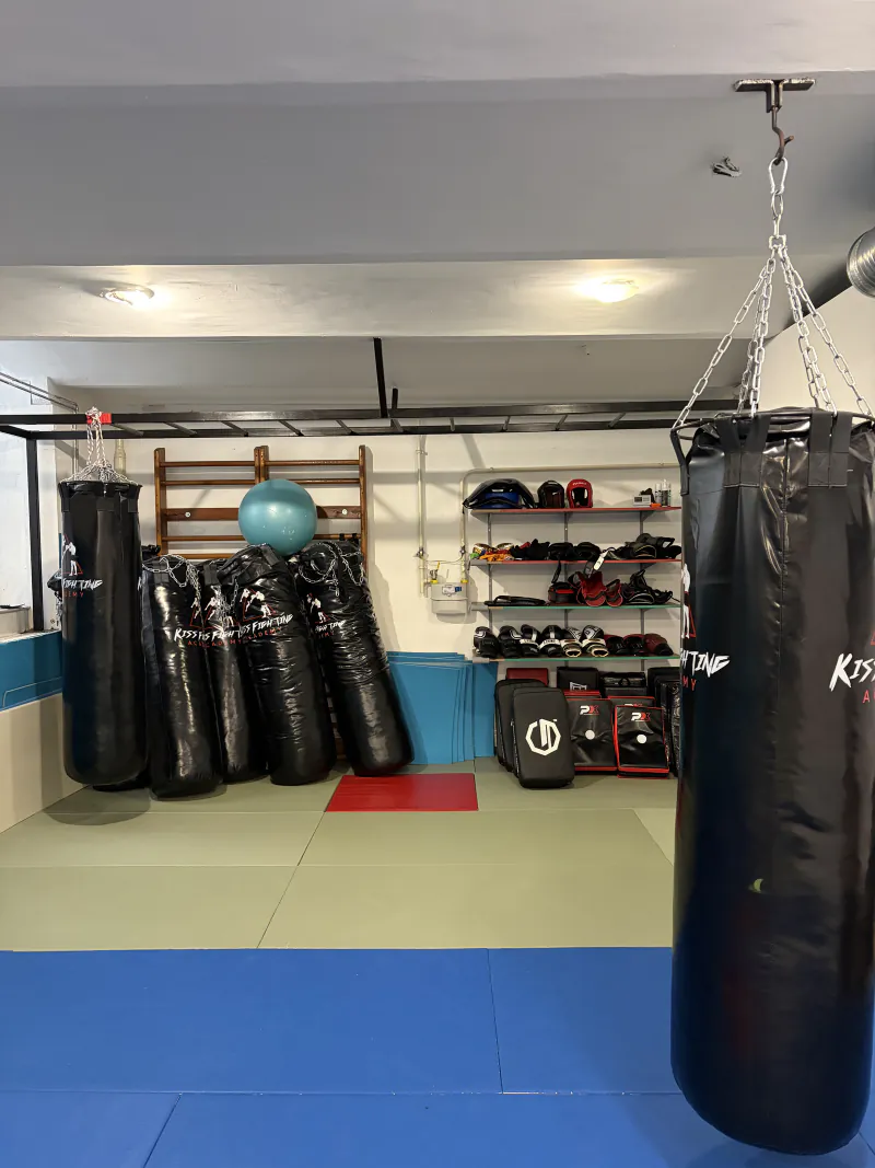Boxzsákok, falipolcokon tárolt kesztyűk és edzőeszközök